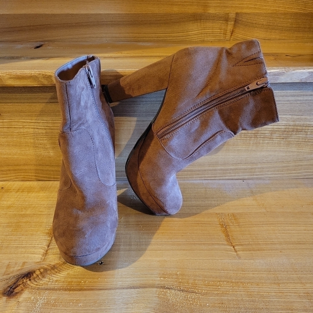 Mossimo supply Co brown faux suede platform heeled side zip booties 6 womens